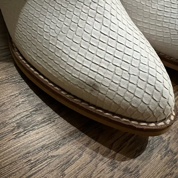 Low white ankle boots with snake print heel - Picture 5 of 5